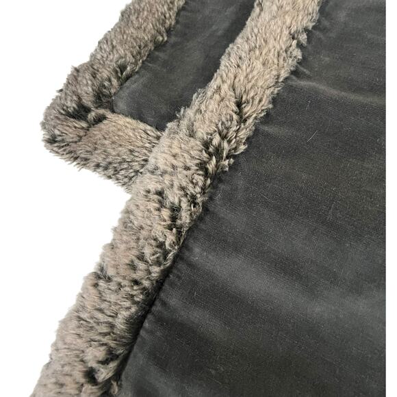 Pottery Barn Pillow Cover Set of 2 Velvet And Faux Fur Trim 20"x 20” Gray - Picture 7 of 10